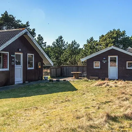 Holiday home Three-bedroom In 8 *